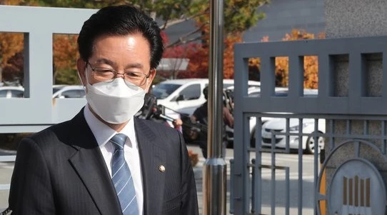 정정순 의원이 지난달 31일 검찰 출석에 앞서 기자들의 질문에 답하고 있다. /사진=뉴스1
