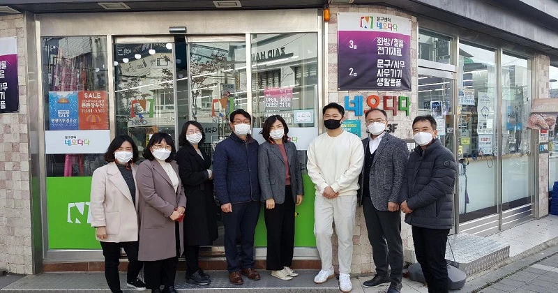 ‘책 읽는 가게’ 5곳에 인증 현판 전달식 / 전주시