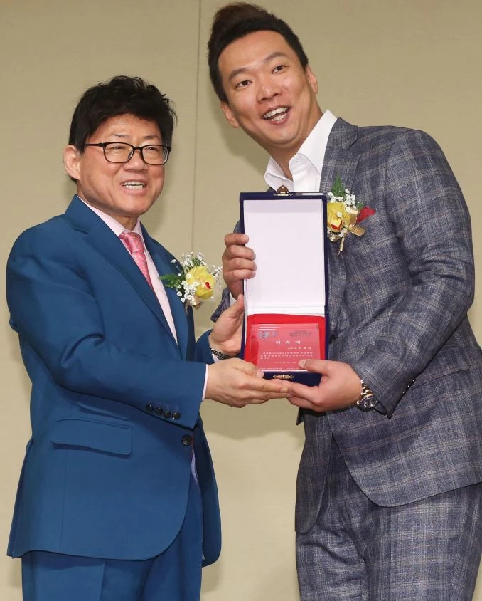 엄용수(왼쪽)