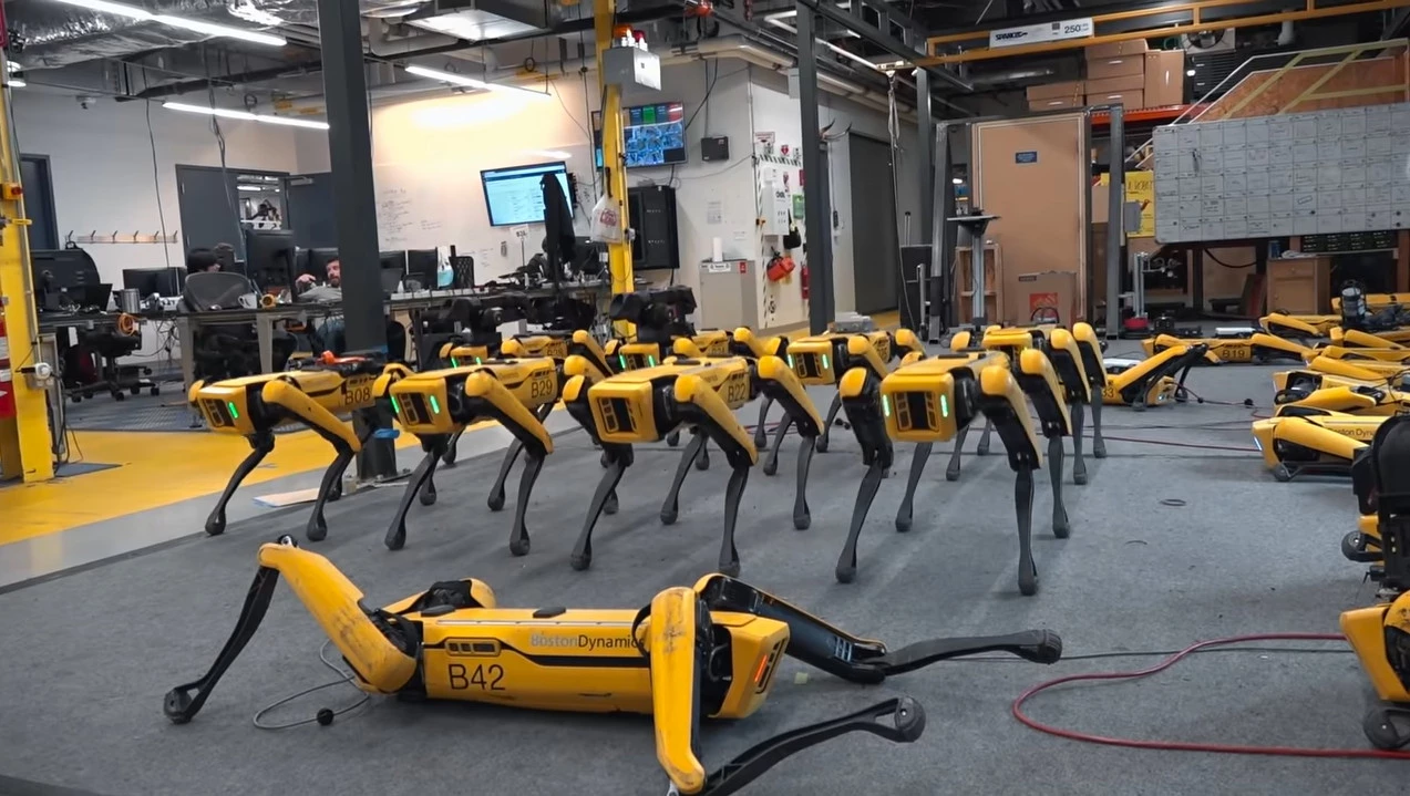 보스턴 다이내믹스가 출시한 개 형태 사족보행 로봇 '스팟' / 이하 유튜브 'Boston Dynamics'