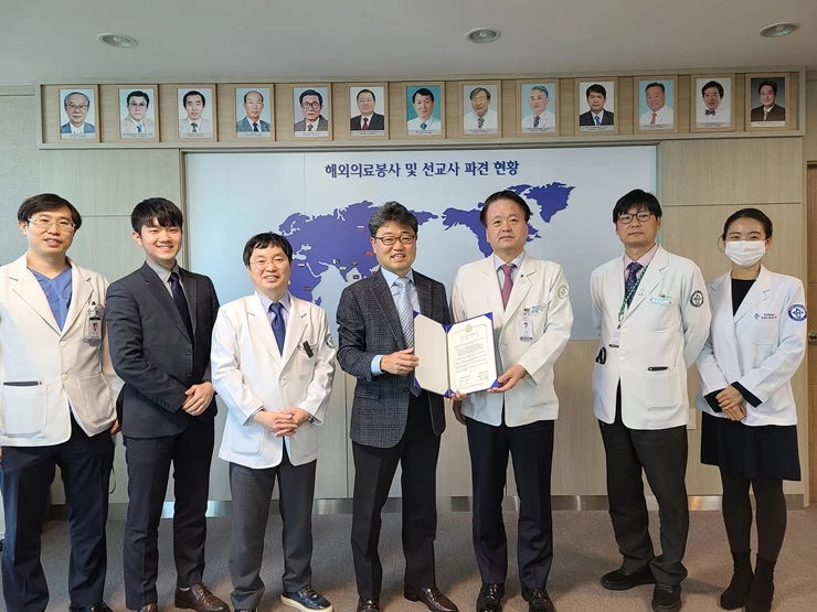 고신대학교복음병원(병원장 최영식)은 12월 4일 병원 회의실에서 주식회사 스마트레이더시스템(대표이사 김용환)과 연구협력협약을 체결하고 향후 긴밀한 협력관계를 구축하기로 했다. / 사진제공=복음병원