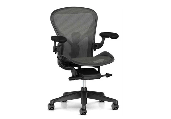 허먼 밀러 '에어론'. 베이직, 라이트, 풀, CD 네 가지 버전이 있으며 헤드레스트는 꺾임에 따라 3가지 종류가 있다.  / 인노마드 제공