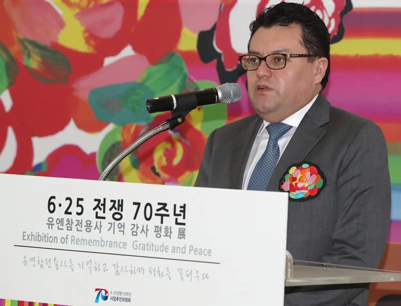 후안 카를로스 카이사 로세로 주한 콜롬비아 대사가 지난 6월 인천국제공항 제1터미널에서 열린 6.25전쟁 70주년 유엔참전용사 기억·감사·평화전 개막식에서 인사말을 하고 있다. / 뉴스1