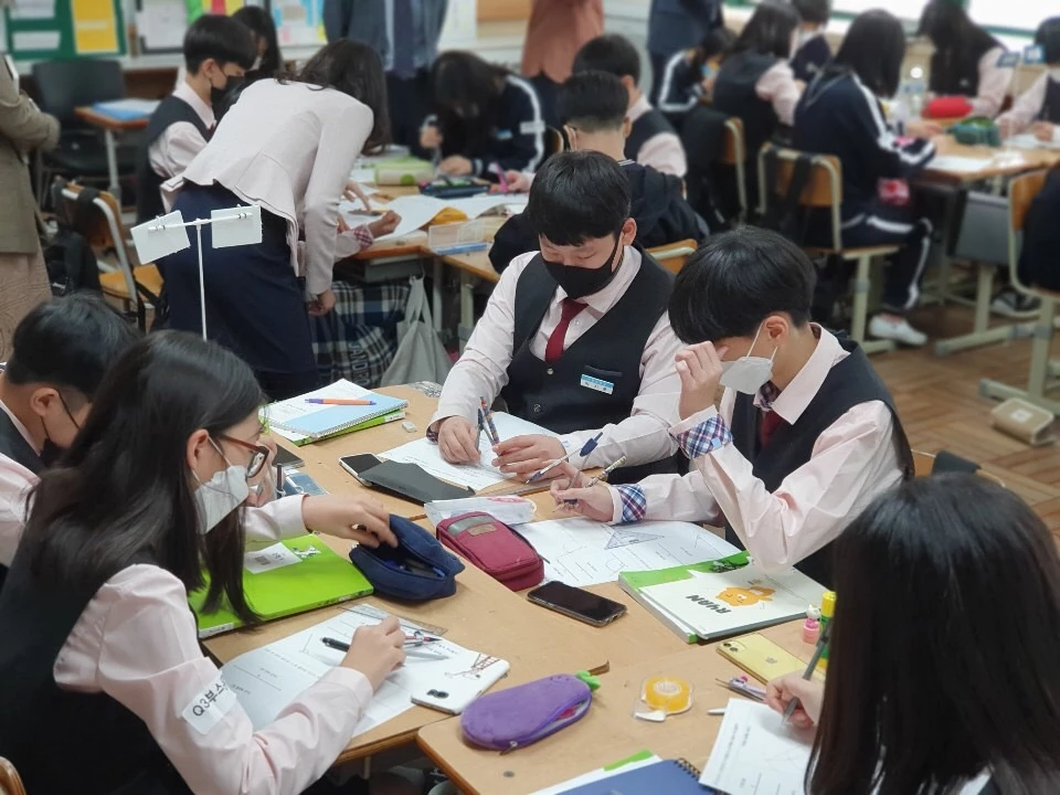 지난 10월 석전중학교 수업명인 교사 활동 대상자 수학과 김희자 선생님의 연구형 수업 심사 받는 모습