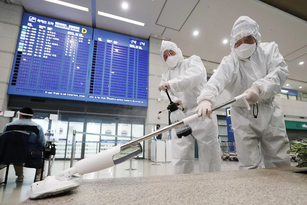 28일 인천국제공항 제1여객터미널 입국장에서 공항 방역 관계자들이 방역 작업을 하고 있다 / 뉴스1