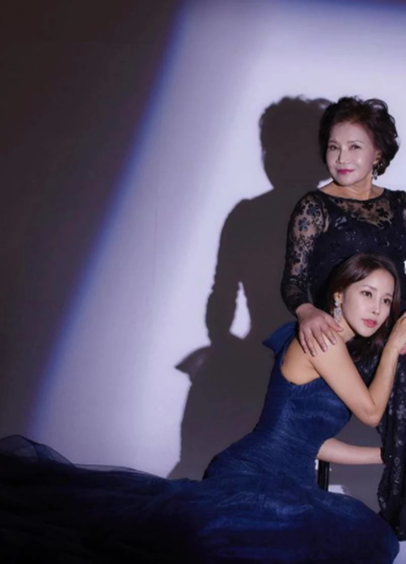 “세상에서 가장 특별한 화보” 동안 미모 73세 '이 분'과 화보 촬영한 미나 (사진)