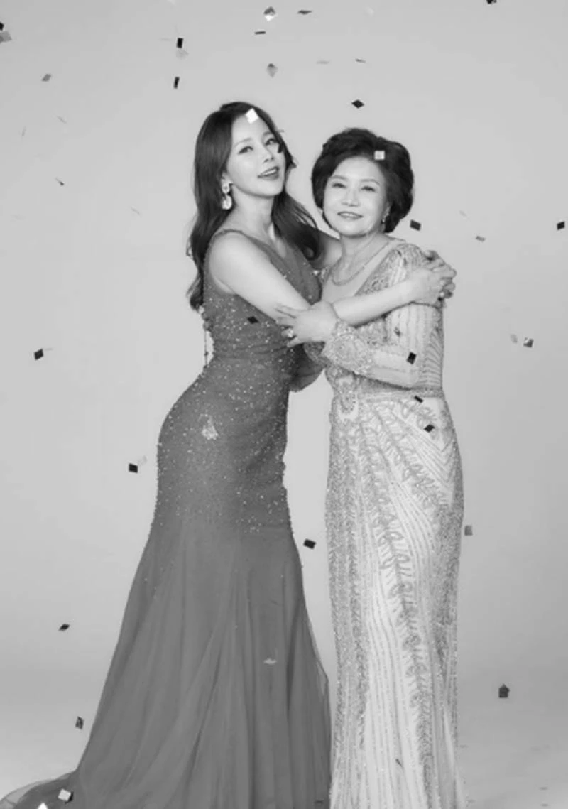 “세상에서 가장 특별한 화보” 동안 미모 73세 '이 분'과 화보 촬영한 미나 (사진)