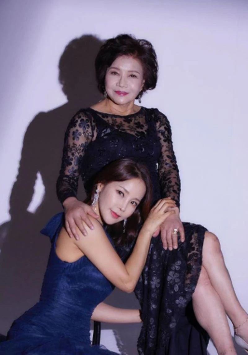 “세상에서 가장 특별한 화보” 동안 미모 73세 '이 분'과 화보 촬영한 미나 (사진)