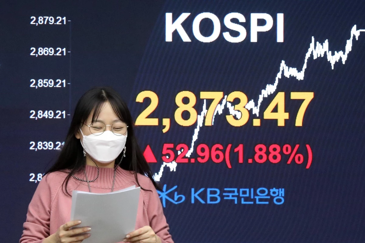 지난 30일 오후 서울 영등포구 여의도 KB국민은행 여의도지점 딜링룸 전광판의 모습. / 이하 뉴스1