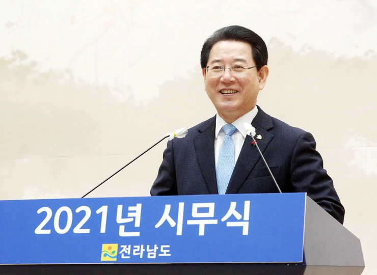 김영록 전남도지사가 4일 오전 도청 왕인실에서 열린 2021 신축년(辛丑年) 시무식에서 인사말을 하고 있다. / 전남도