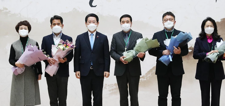 김영록 전남도지사가 4일 오전 도청 왕인실에서 열린 2021 신축년(辛丑年) 시무식에서 전화 친절도 우수부서에 대한 시상을 한 뒤 기념촬영을 하고 있다. (왼쪽부터) 친환경농업과, 농수산전문위원실, 김영록 전남도지사, 해양수산과학원 남부지부, 축산정책과, 도민행복소통실.