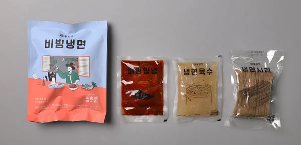 봉피양 비빔냉면의 상품 구성. 냉면사리와 비빔양념, 냉면육수.(430g, 1인분 기준) / 오이뮤 제공