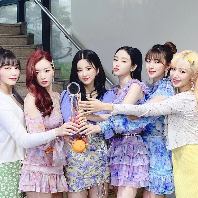 에이핑크 멤버들 단체 사진 / 이하 에이핑크 초롱 인스타그램