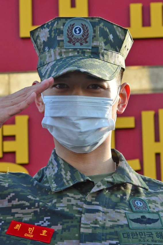 지난해 11월 해병대 병장으로 전역한 민호 / 이하 뉴스1