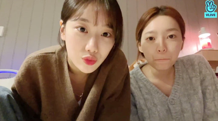 그룹 에이프릴 멤버 이나은과 양예나 / 이하 브이 라이브