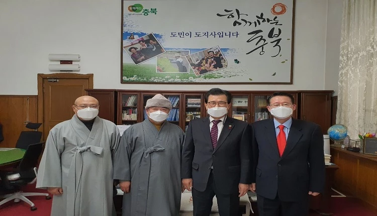 덕공 태고종 충북종무원 부원장, 도안 종무원장, 이시종 충북지사, 권기식 한중도시우호협회장(왼쪽부터)