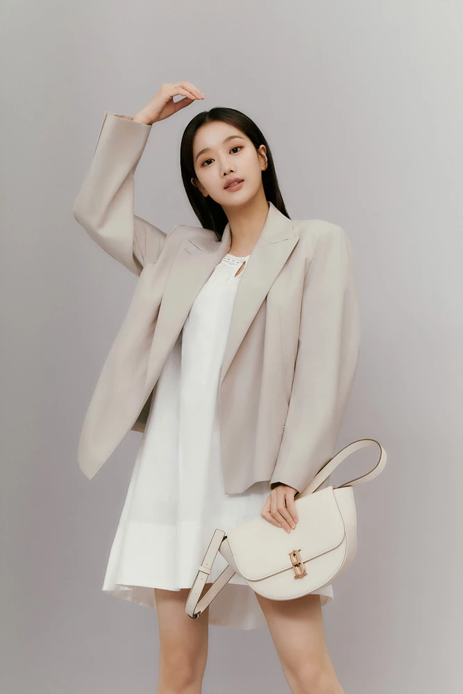 제이에스티나 핸드백이 뮤즈 이나은과 함께한 21SS 시즌 첫 번째 광고 컷을 공개했다. / 이하 제이에스티나 핸드백