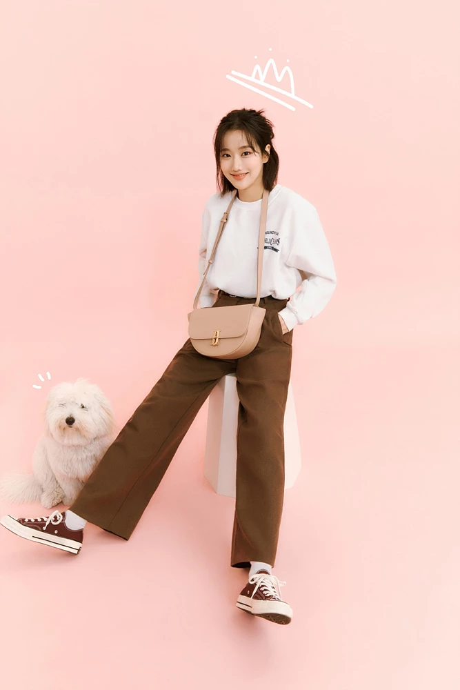 에이프릴 나은이 들고 있는 이 심플한 가방, 어느 브랜드인지 아시나요?