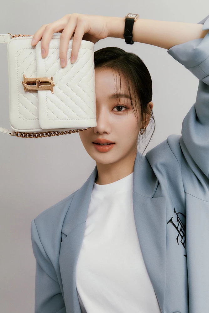 에이프릴 나은이 들고 있는 이 심플한 가방, 어느 브랜드인지 아시나요?