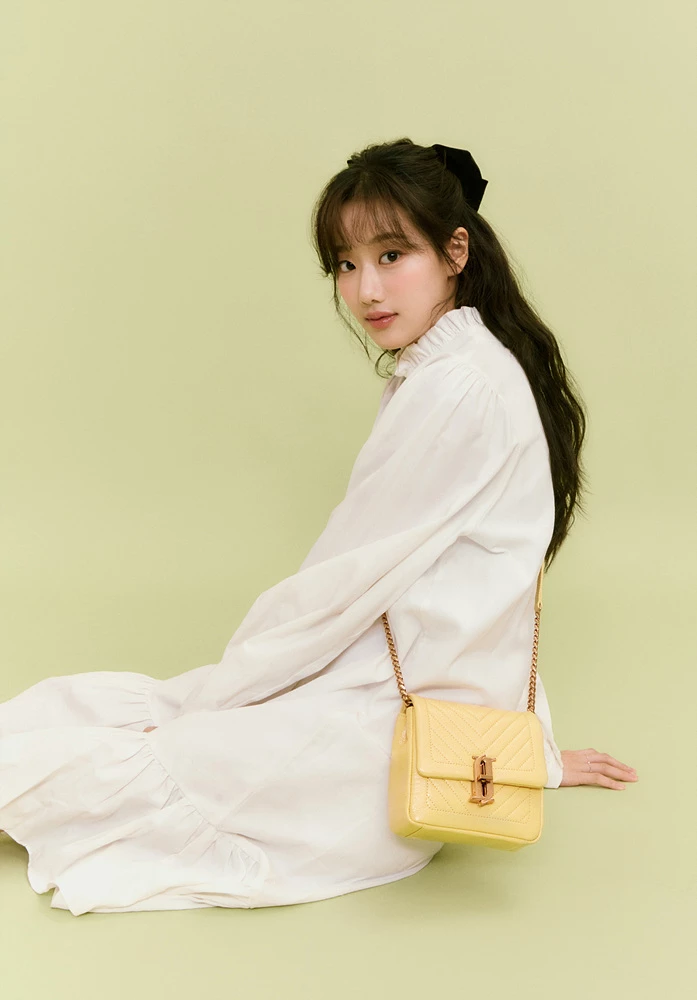 에이프릴 나은이 들고 있는 이 심플한 가방, 어느 브랜드인지 아시나요?