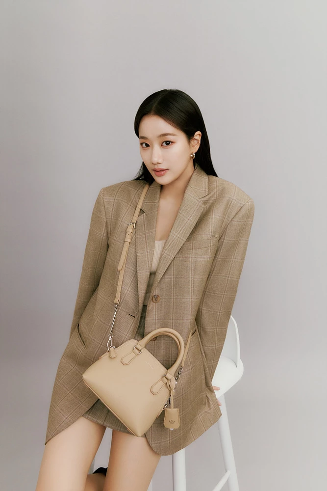 에이프릴 나은이 들고 있는 이 심플한 가방, 어느 브랜드인지 아시나요?