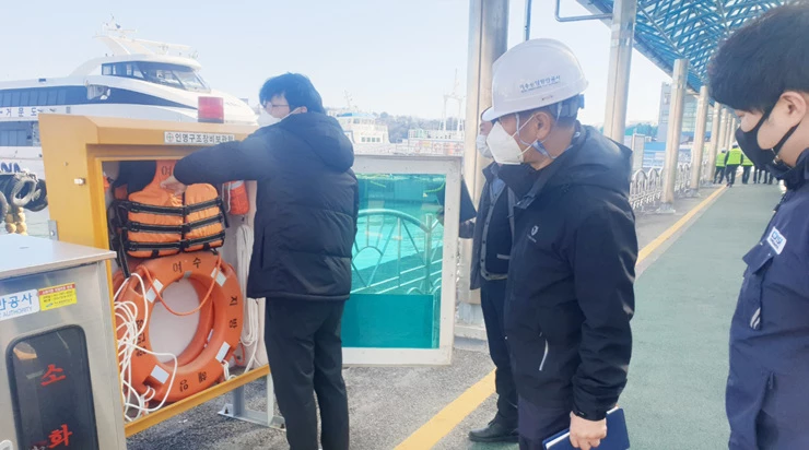 3일 여수 연안여객터미널에서 여수광양항만공사와 유관기관 관계자가 설 명절 대비 특별 안전점검을 시행하고 있다.