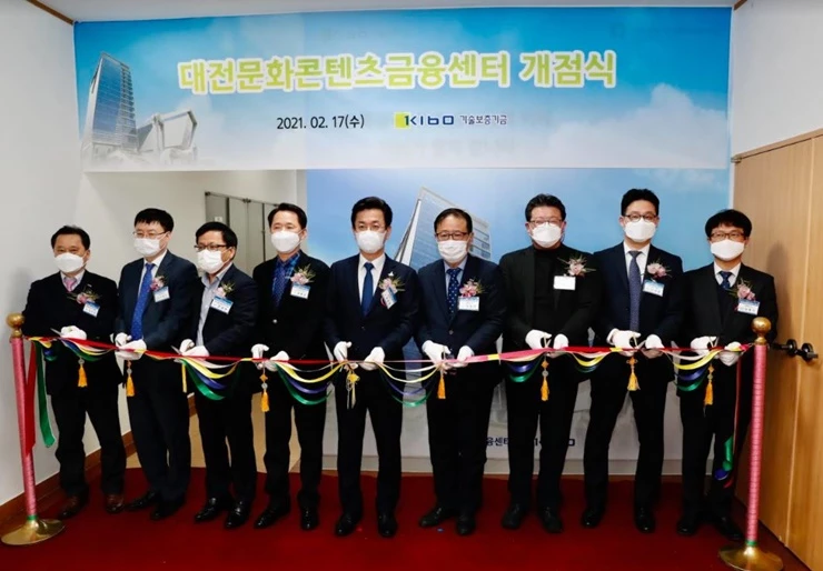 대전문화콘텐츠금융센터 개점식을 축하하기 위해 내외빈이 오픈 테이프 커팅식을 하고 있다.(왼쪽 세번째부터) 조재연 대전세종중기청장 / 권중순 대전광역시의회 의장 / 허태정 대전광역시장 / 정윤모 기보 이사장 / 채수은 기보 노조위원장 / 사진제공=기보