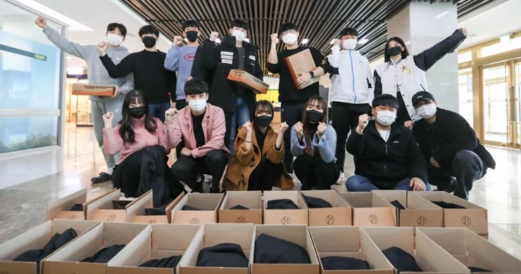 코로나19 방역 때문에 대학들이 오프라인 졸업식을 열 수 없는 상황에 동서대는 대학생활에 한번 뿐인 졸업식을 위해 학사모와 학위복, 졸업장을 집으로 배달해 화제가 되고 있다. / 사진제공=동서대