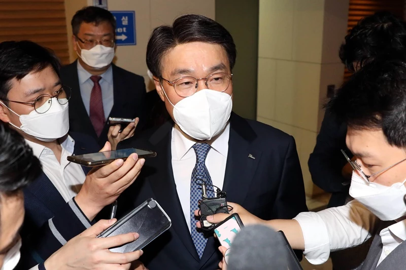최정우 포스코 회장이 서울 중구 대한상공회의소에서 열린 제3차 포스트 코로나 산업전략 대화 '철강산업 위기극복 및 경쟁력 강화'에 참석하며 취재진의 질문에 답하고 있다. / 뉴스1