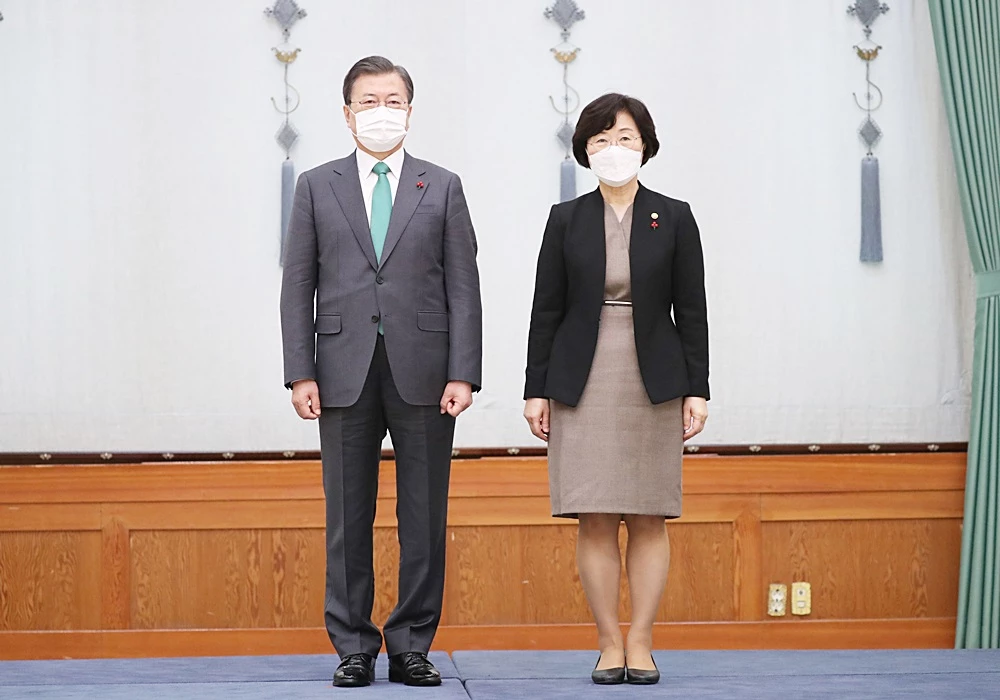 문재인 대통령과 정영애 여성가족부 장관(오른쪽)
