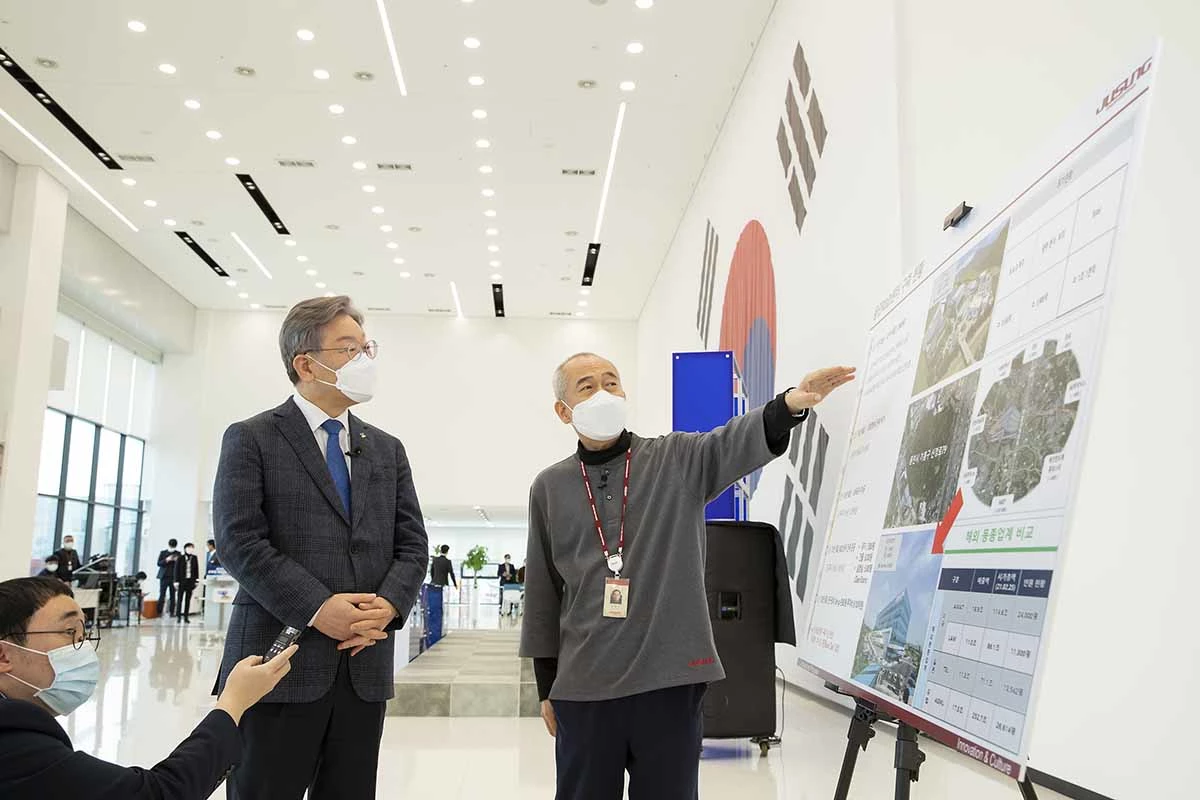 이재명 경기도지사가 3일 소부장(소재·부품·장비) 기업인 ‘주성엔지니어링’의 용인 R&D센터를 방문해 회사 관계자로부터 보유 기술에 대한 설명을 듣고 있다. / 사진=경기도 제공