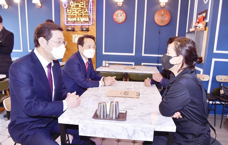 이용섭 광주광역시장이 8일 오후 동구 조대 장미의 거리를 방문해 코로나19로 어려움을 겪고 있는 상인들을 격려하고 있다./광주광역시 제공