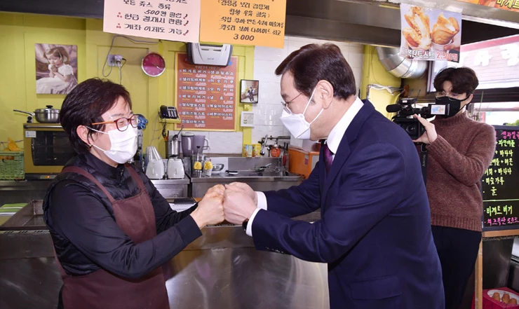 이용섭 광주광역시장이 8일 오후 동구 조대 장미의 거리를 방문해 코로나19로 어려움을 겪고 있는 상인들을 격려하고 있다./광주광역시 제공