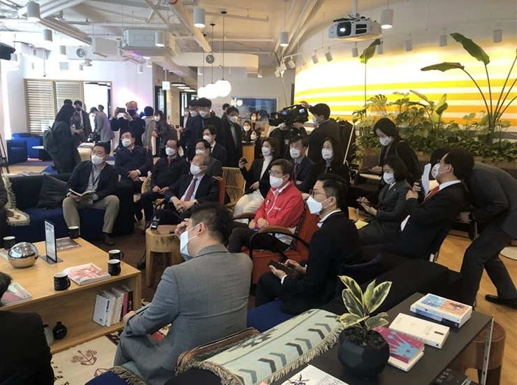 박형준 후보와 중앙선대위원들은 부산국제금융센터(BIFC)로 이동해 핀테크 기업인들과 티타임을 가지며 ‘2030 부산월드엑스포’ 등 부산비전을 설명하고 기업인들의 애로를 경청했다. / 사진제공=이하 박형준 캠퍼