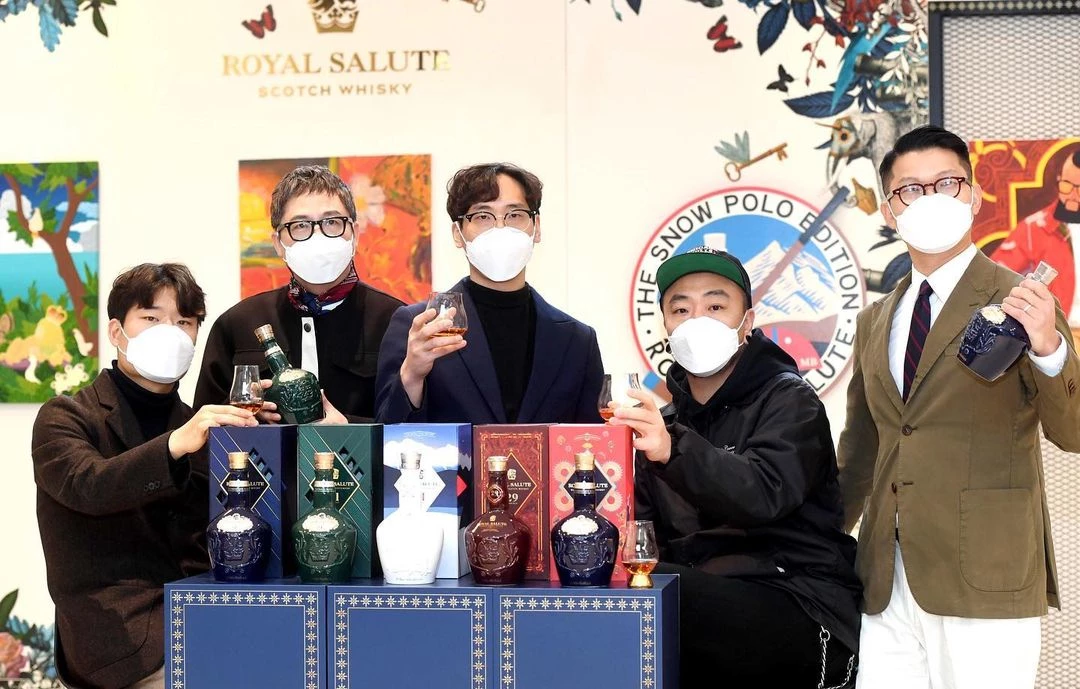 지금 가장 핫한 아티스트의 작품에 로얄살루트 한 잔