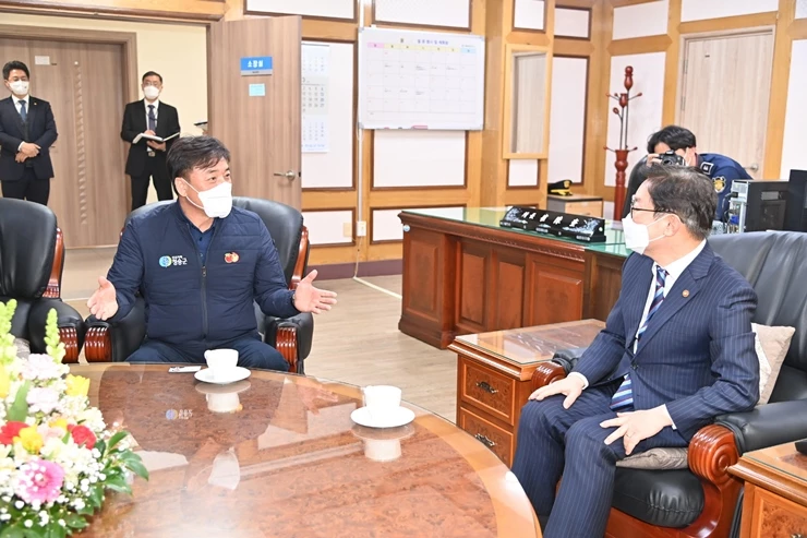 윤경희 청송군수, 청송 찾은 법무부장관에 지역 현안사업 적극 건의 /  청송군