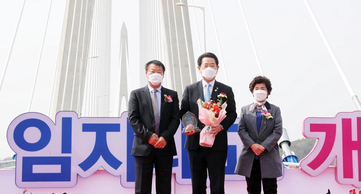 19일 김영록 전라남도지사가 신안군 임자면 수도리에서 개최된 ‘신안 임자대교(지도-임자)’ 개통식장에서 주민대표에게 감사패를 전달받고 기념촬영을 하고 있다.