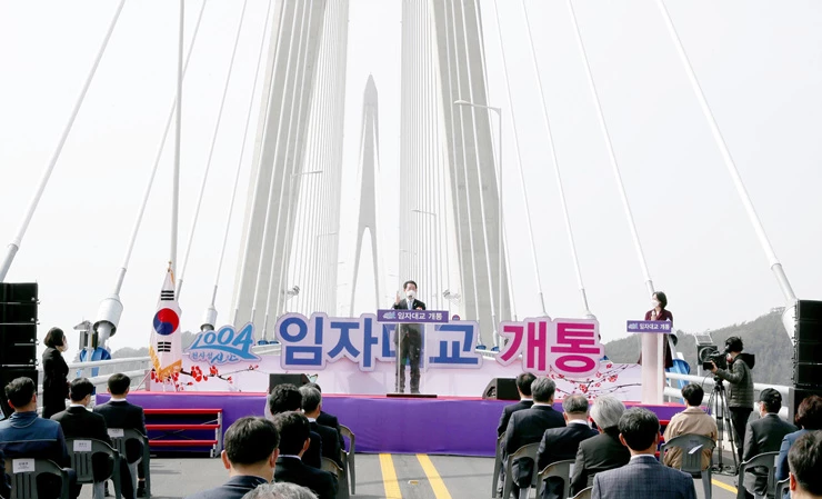 19일 김영록 전라남도지사가 신안군 임자면 수도리에서 개최된 ‘신안 임자대교(지도-임자)’ 개통식장에서 인사말을 하고 있다.