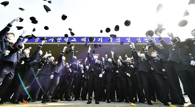 모자를 날리는 공군사관학교 졸업 생들 / 공군본부