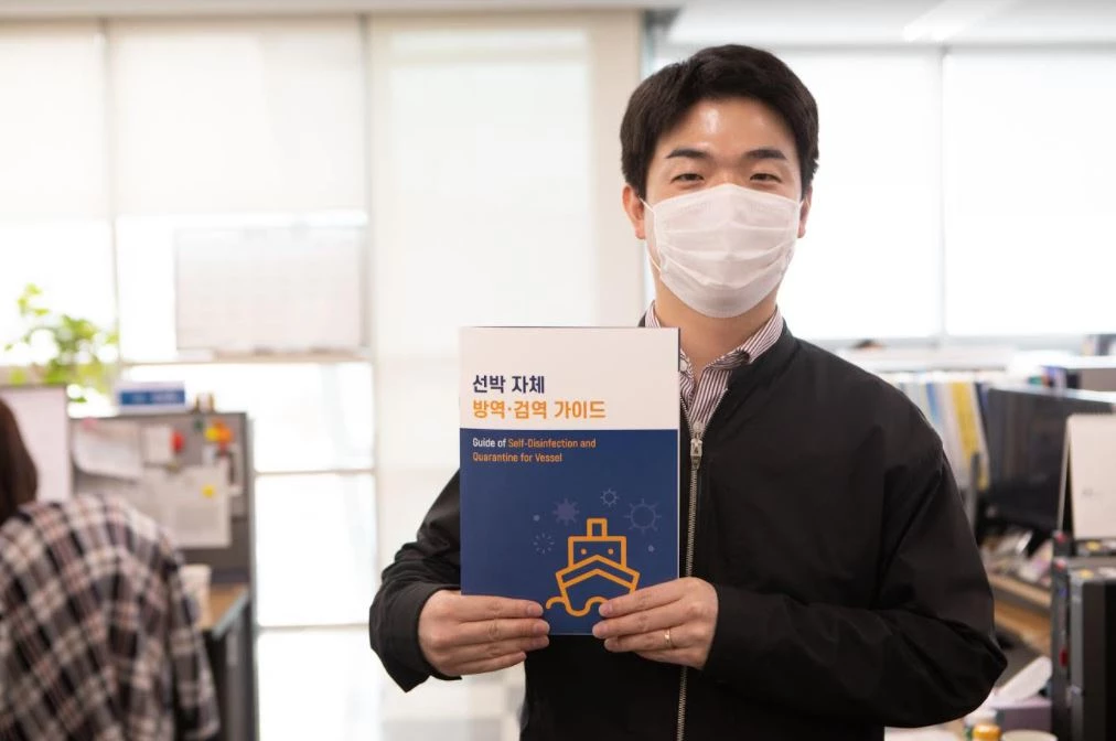 울산항만공사(사장 고상환, 이하 UPA)는 울산항 내 코로나19 집단감염 방지를 위해 ｢선박 자체 방역‧검역 가이드(이하 가이드)｣를 울산항 유관기관 및 업단체가 참여한 민-관-공 합동 캠페인을 통해 배포하였다.   / 사진제공=울산항만공사