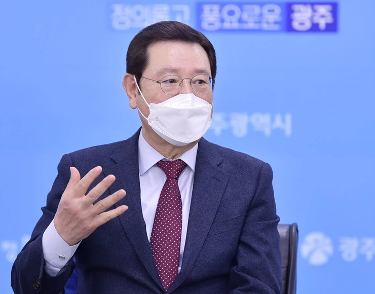 이용섭 광주광역시장이 22일 오전 시청 기자실에서 출입기자들과 차담회를 갖고 주요 현안에 대해 설명하고 있다./광주광역시 제공