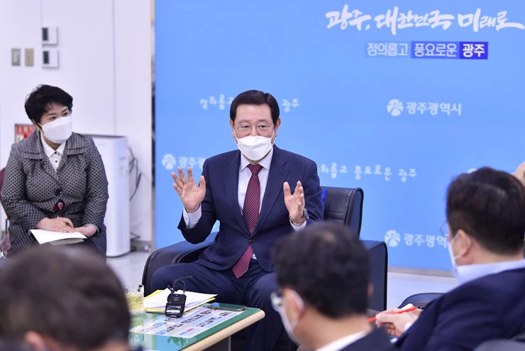 이용섭 광주광역시장이 22일 오전 시청 기자실에서 출입기자들과 차담회를 갖고 주요 현안에 대해 설명하고 있다./광주광역시 제공