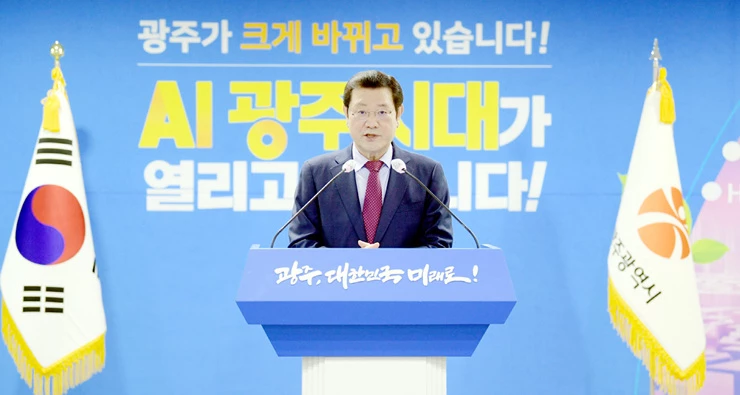 이용섭 광주광역시장이 23일 오전 시청 중회의실에서 열린 화요간부회의에서 청내 방송을 통해 직원들에게 시정주요현안에 대한 당부사항을 전달하고 있다./광주광역시 제공