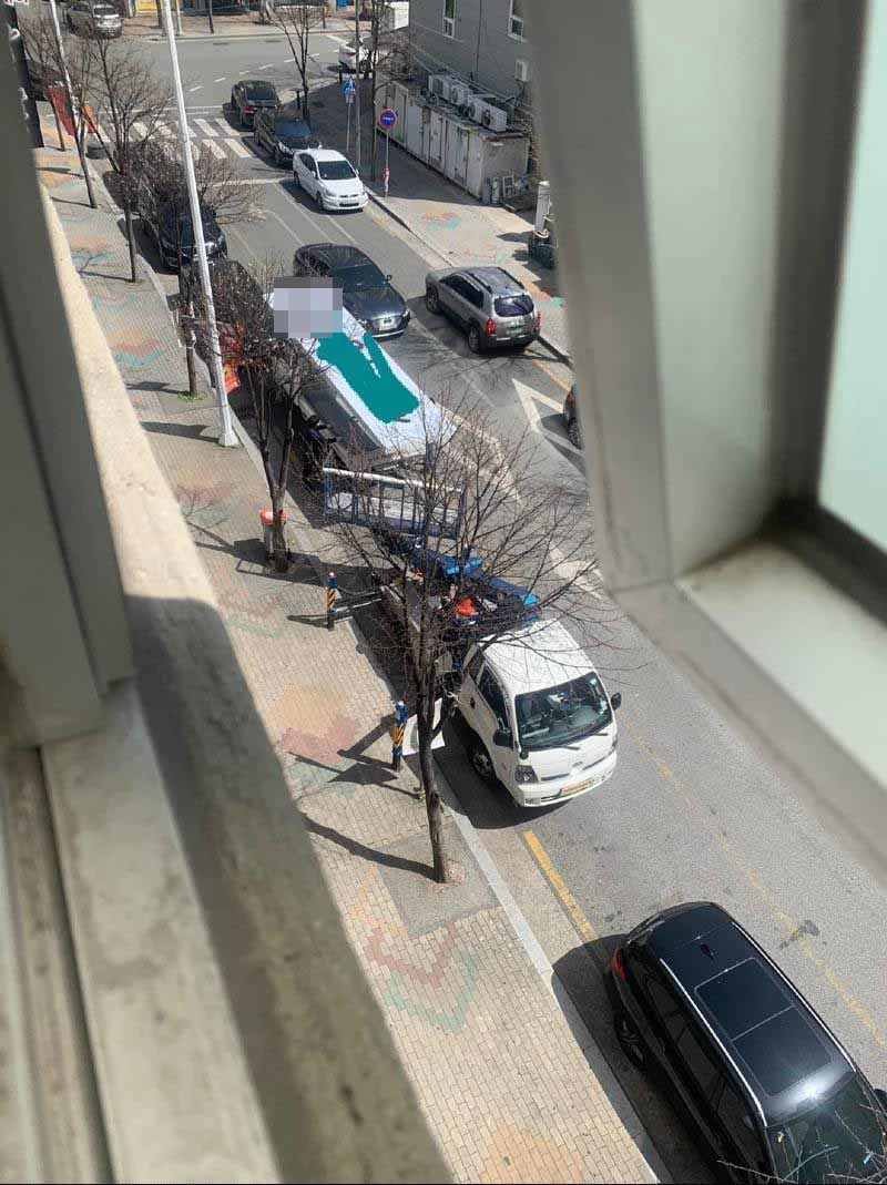 도로 한가운데에 차를 세우고 짐을 내리는 과정에서 운전자들이 항의하자 욕설과 고성으로 대응한 식당 주인이 결국 간판을 내렸다. / 사진=보배드림