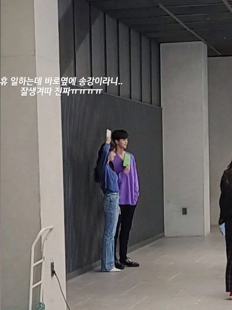 스태프가 공개한 송강-한소희 사진 / 온라인 커뮤니티 '더쿠'