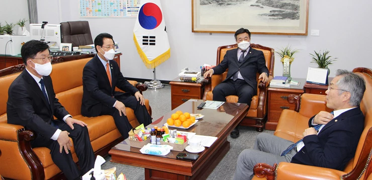 강인규 나주시장이 김영록 전남도지사와 함께 23일 국회 법사위의 한전공대특별법 법안 심의에 앞서 윤호중 법사위원장과 법사위원들을 만나 특별법 통과를 위한 적극적인 협조를 요청했다.