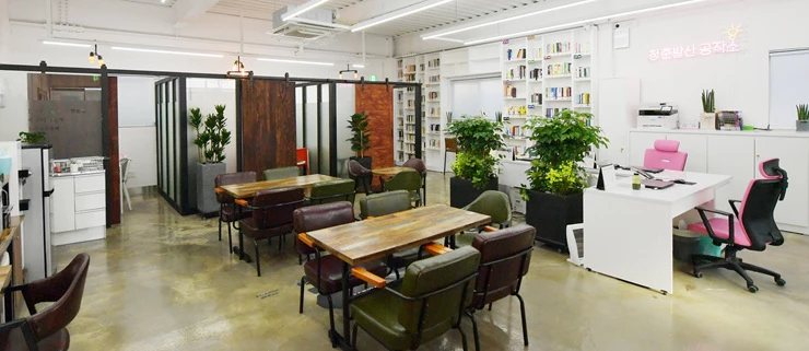 청춘발산공작소 실내