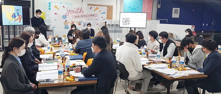 여수시(시장 권오봉)가 올 한해 52개 청년사업을 추진하여 700여명의 청년에게 일자리를 제공하고, 참여와 소통, 문화·교육, 주거‧복지 등 청년의 삶 전 분야를 아우르는 정책을 펼친다.(사진은 지난해 11월 꿈뜨락몰에서 열린 ‘청년정책토론회 모습)