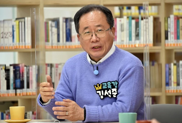 김석준 부산광역시교육감이 3월 25일 오후 4시 사하도서관에서 부산교육청 유튜브 채널을 통해 열린 ‘김석준 교육감 라이브 톡톡, 독서탐험대’편 행사에서 인사말을 하고, 학부모들의 질문에 답변하고 있다.        / 사진제공=부산교육청