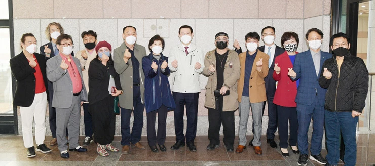 이용섭 광주광역시장이 26일 오후 북구 문화예술회관 내 광주민족예술인단체총연합회를 방문해 박종화 회장을 비롯한 15개 단체장들과 간담회를 가진 뒤 기념촬영을 하고 있다./광주광역시 제공